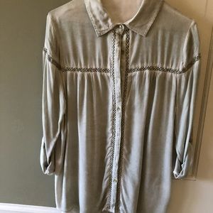 Small black swan light green top
